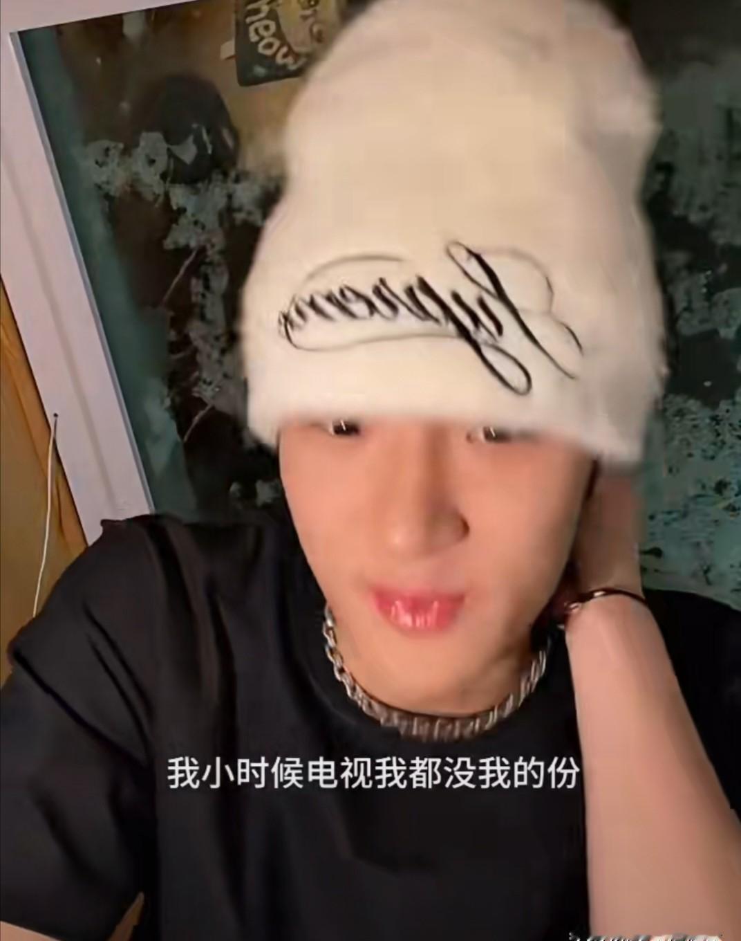 看着舞台上的他，酷得像台小跑车。
下了台，他抱着托马斯睡着了。
别被这两张脸骗了