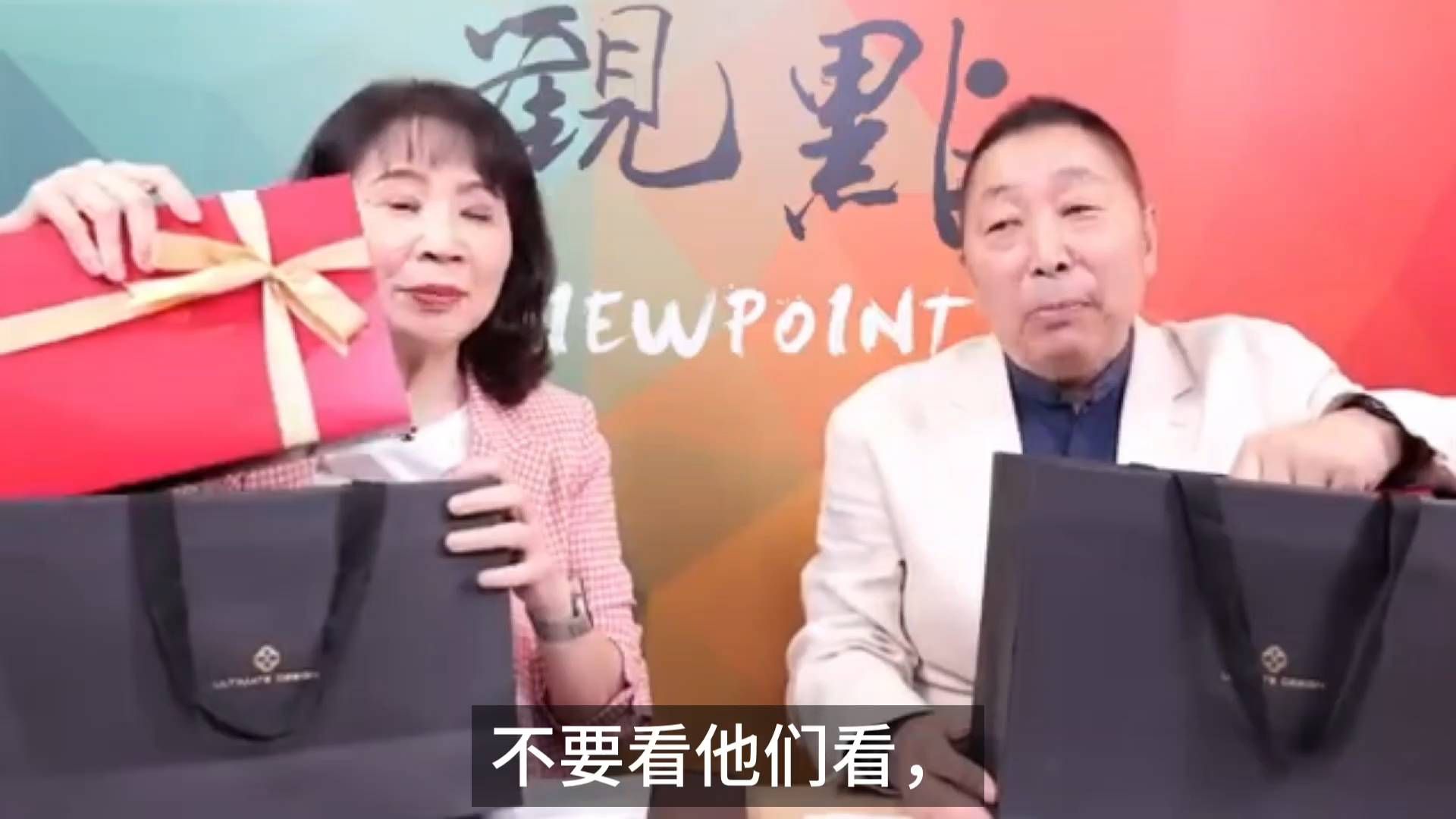 #开箱分享# 陈凤馨、唐湘龙开箱最新华为“韬定律”三折叠手机🎁🎁