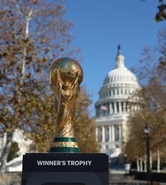 北京时间12月6日凌晨1点，明年世界杯的抽签仪式将在华盛顿进行，大力神杯已经被运