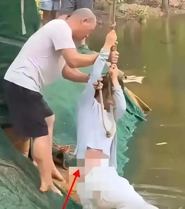 是人，象这位女士都觉得尴尬极了。
不怀好者，追求热者却毫无人性去围观拍照
他们能