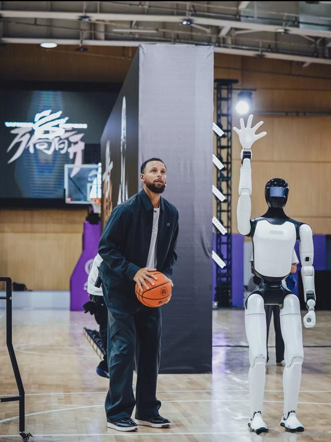 库里教机器人投篮教师节超有画面的一幕🏀！库里化身教练，教机械投篮机器人投三分。