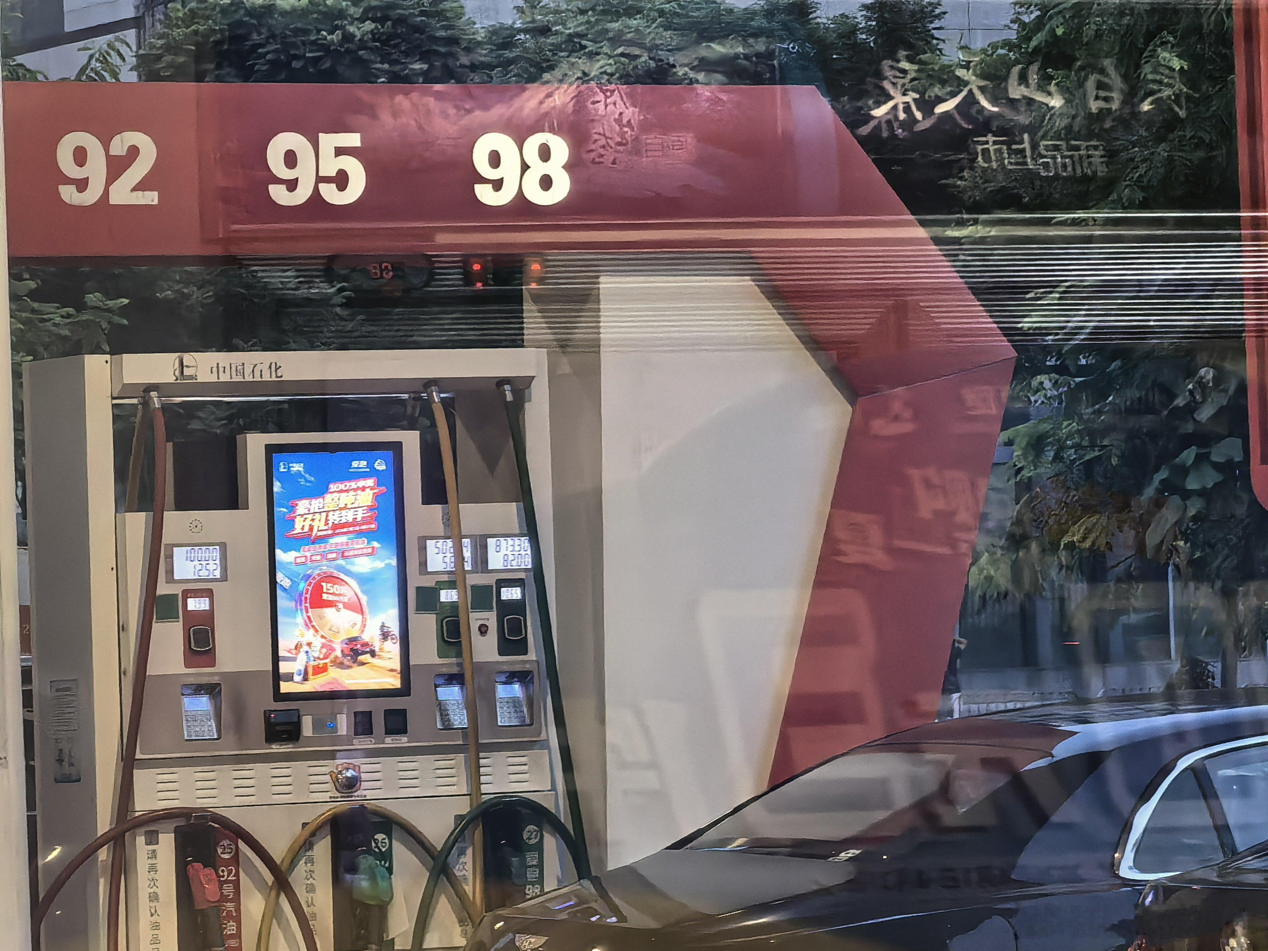 一箱油800多。。。。 