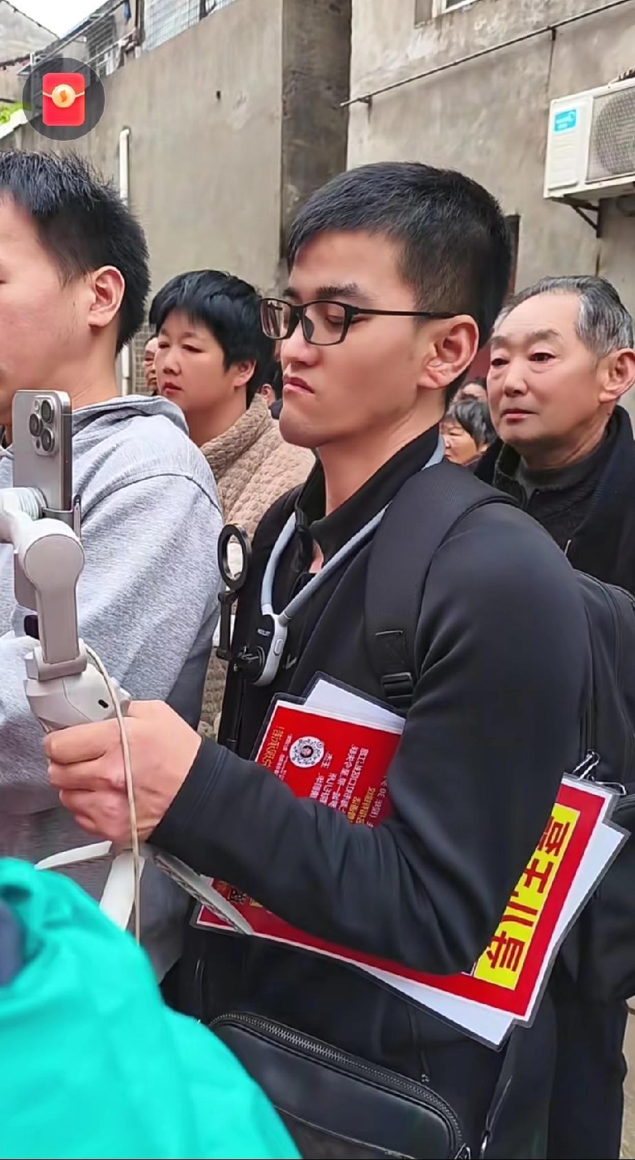 郁豹豹心怀大爱、无私奉献，在认亲现场举牌助力寻亲。这样的大爱情怀定会得到善的回响