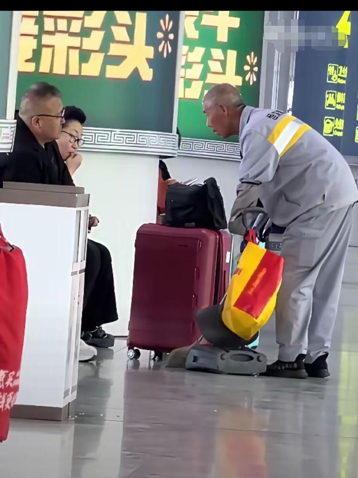 素质败坏的父母!没教养的女儿!这一家三口全网社死了!

5月8号，呼和浩特高铁大
