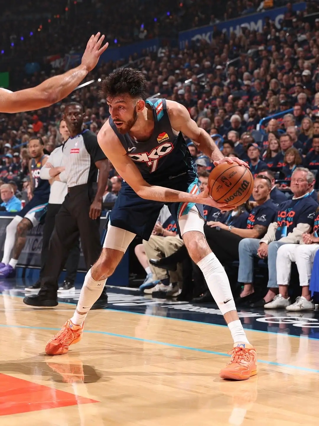 切特转发全新配色的球鞋雷霆2比0太阳杰伦威廉姆斯左腿筋拉伤雷霆