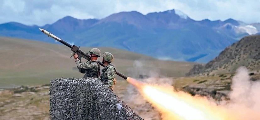 烈火雄风
近日，西藏军区某部组织官兵开展实弹射击训练。