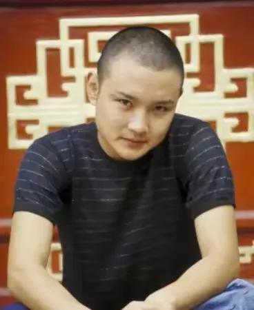 欧阳奋强年轻的时候，是个非常标准的小帅哥，如果长得不帅气，是不可能被红楼梦剧组选