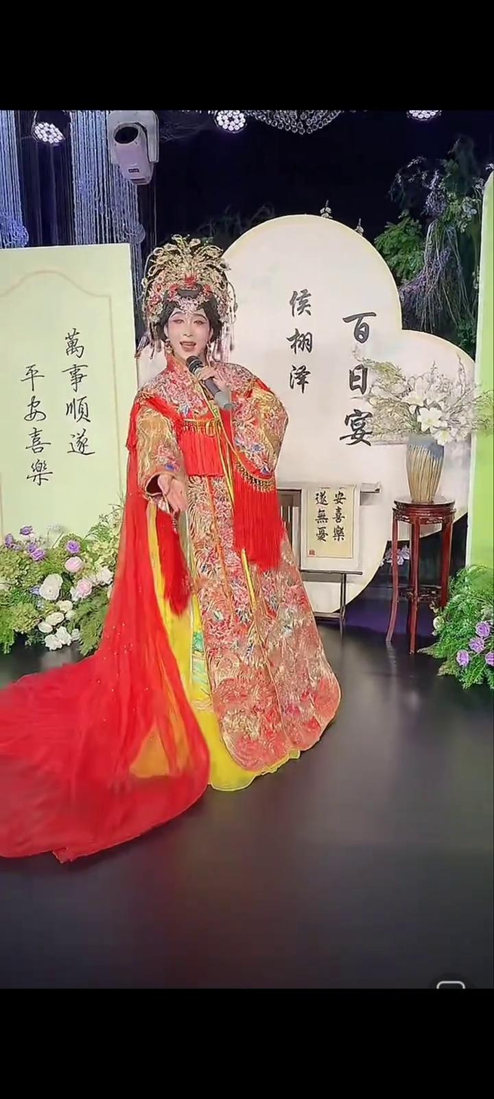 姐妹们把这小赞点一点，谢谢。这歌曲唱完了，掌声都不知道我是男人是女人，就这么夸夸