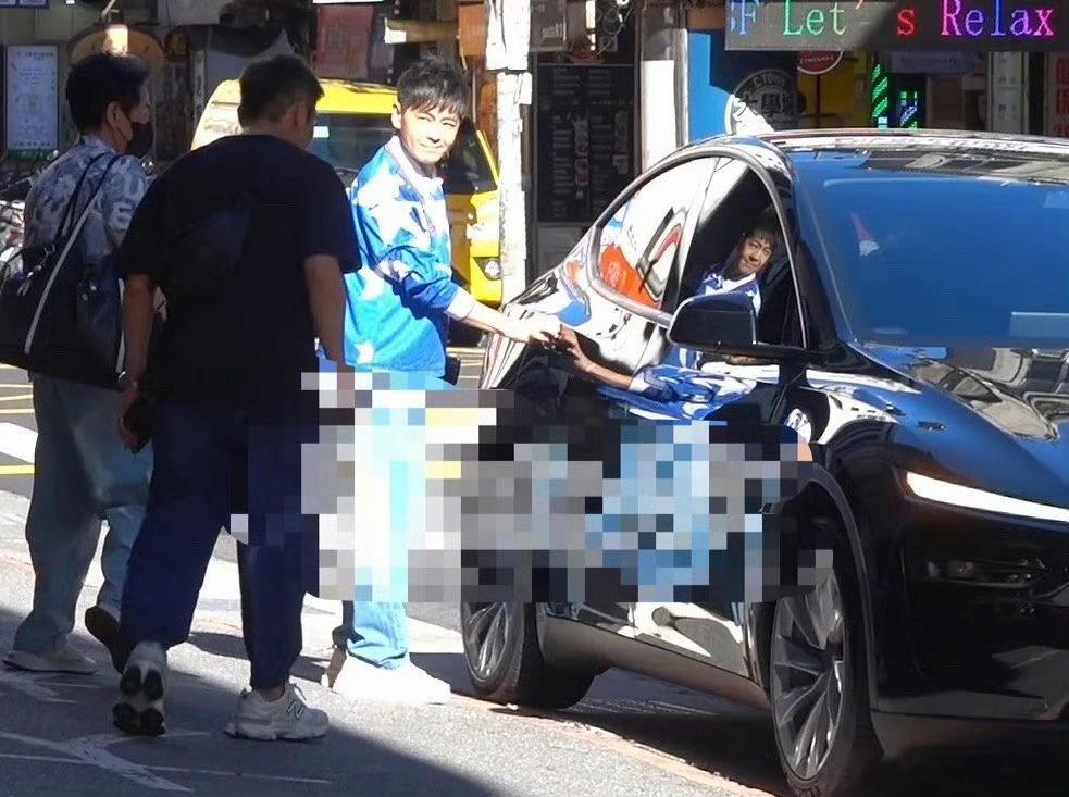 林志颖车祸后再坐特斯拉 这时候提问林志颖再次乘坐特斯拉感受的那位，真是没有一点礼