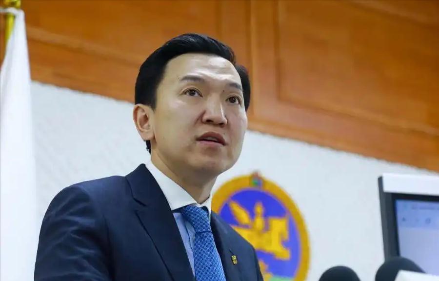 蒙古开始过苦日子了。
刚上任不到半年，蒙古国总理乌其尔勒就下了一道硬命令：全国上