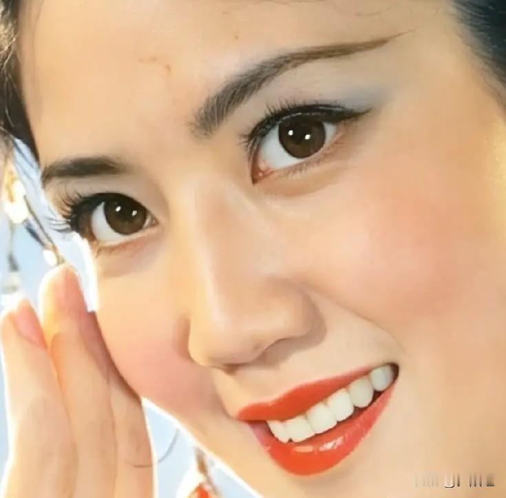 这四个人的眼睛都极具特色，资深影迷一眼就能认出她们，她们都是七八十年代电影明星中