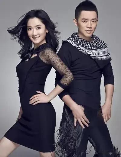 要说当下全网令人羡慕的艺人，大概就是凤凰传奇。谁也不曾料到，演唱会现场突逢大雨，