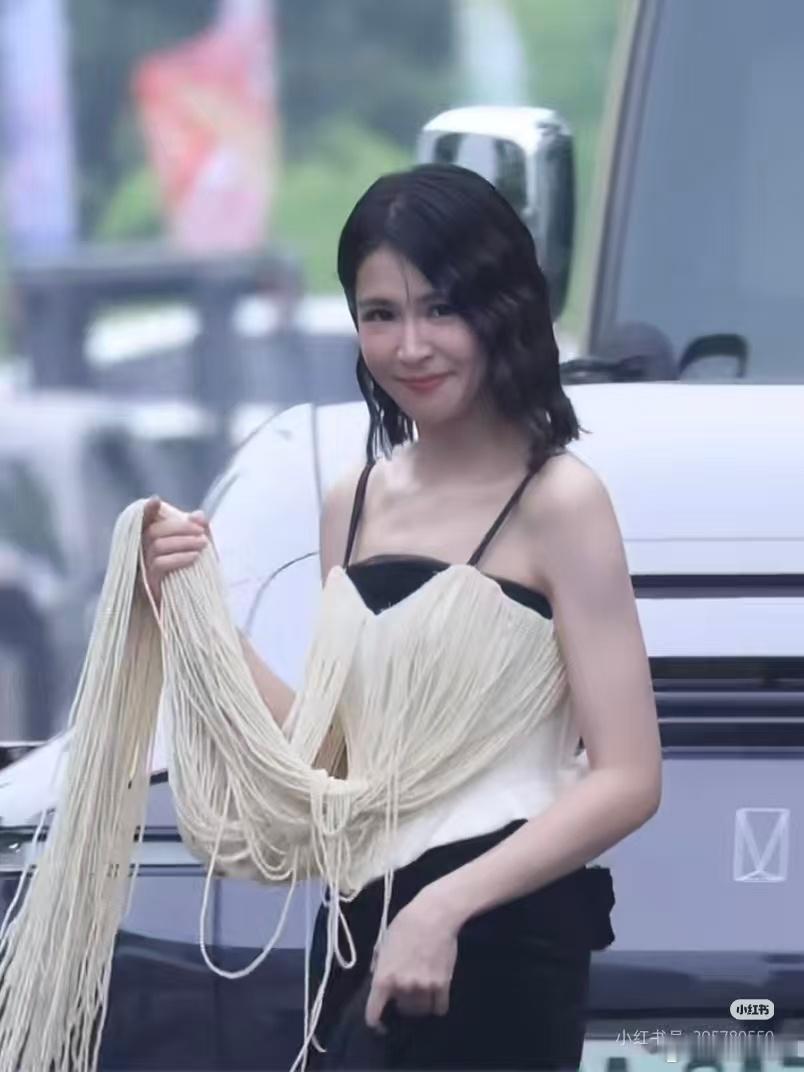 曾沛慈今晚饿了又有挂面又有泡面路透抓拍里攥着流苏的样子，好似捧着鲜挂面，头顶泡面