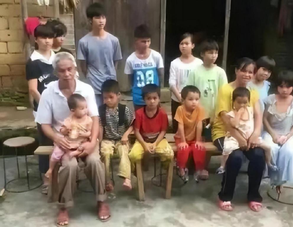 不愧是”广西第一猛男"!1994年，49岁的梁二在工地上遇到了19岁的女工友陆红