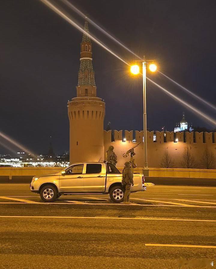 莫斯科市中心局势动荡，发现小型火力小组，显然是为保护克里姆林宫免受无人机袭击。俄