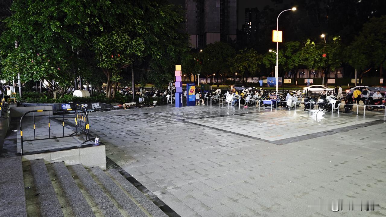 南沙万达大斜坡整治接近尾声，金街门口广场已经开放，还别说这次整治效果还是挺不错的