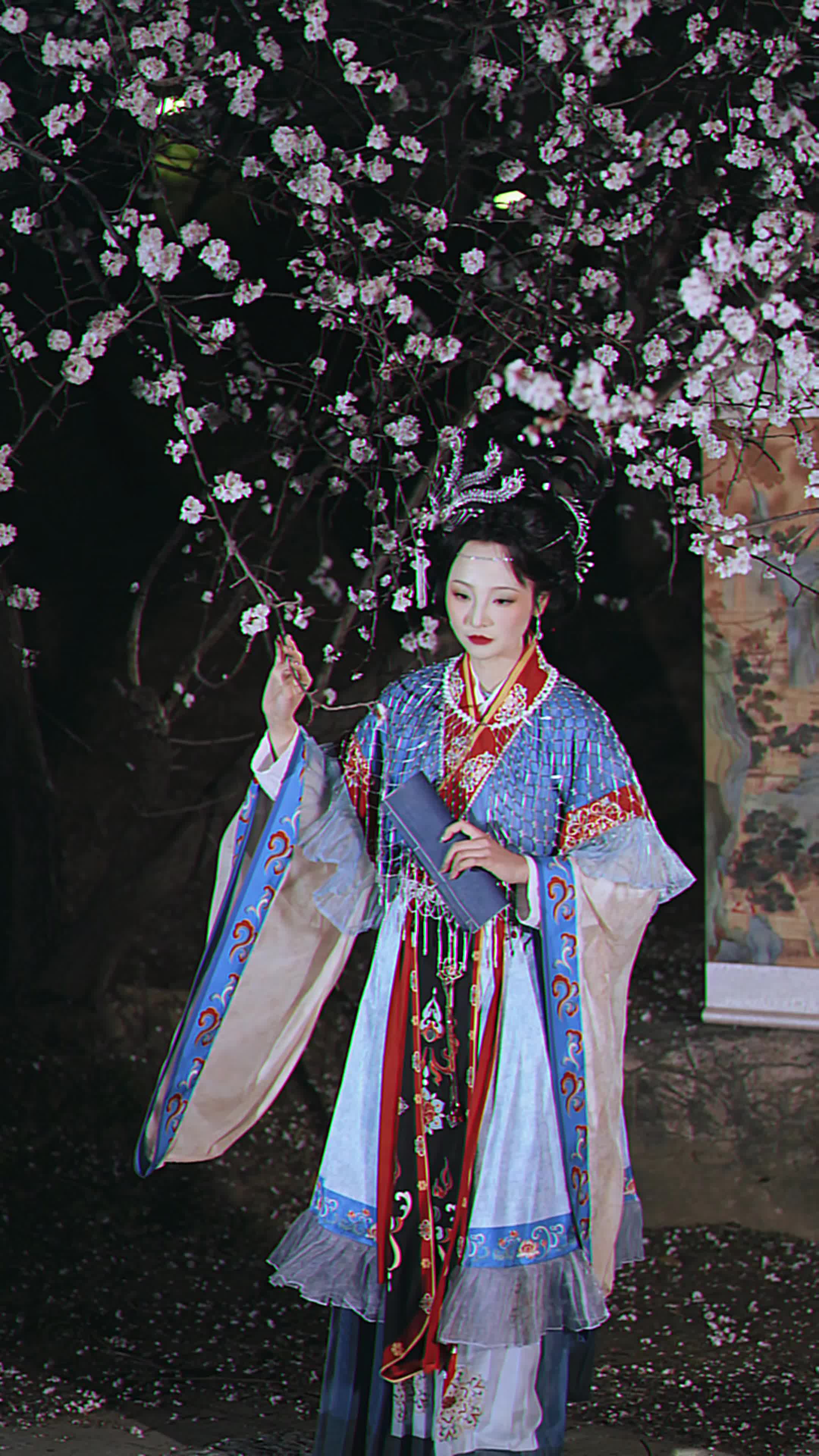 夜沉，梅落，古卷悬于石，青瓷盛着风