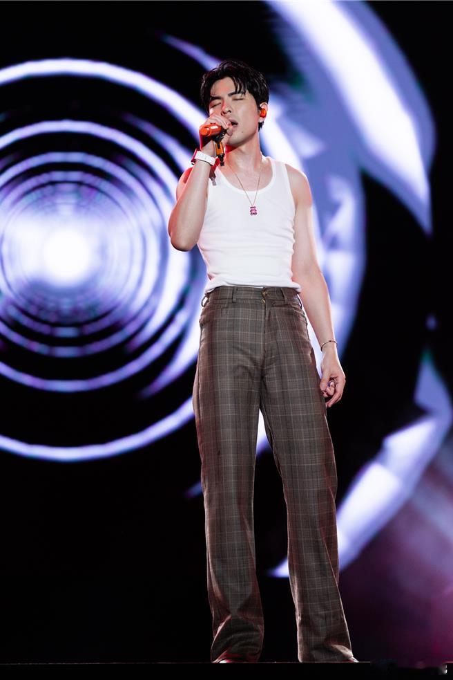 萧敬腾狂吃美食裤子扣不上 金曲歌王萧敬腾完成花莲夏恋嘉年华演出，时隔六年重返花莲