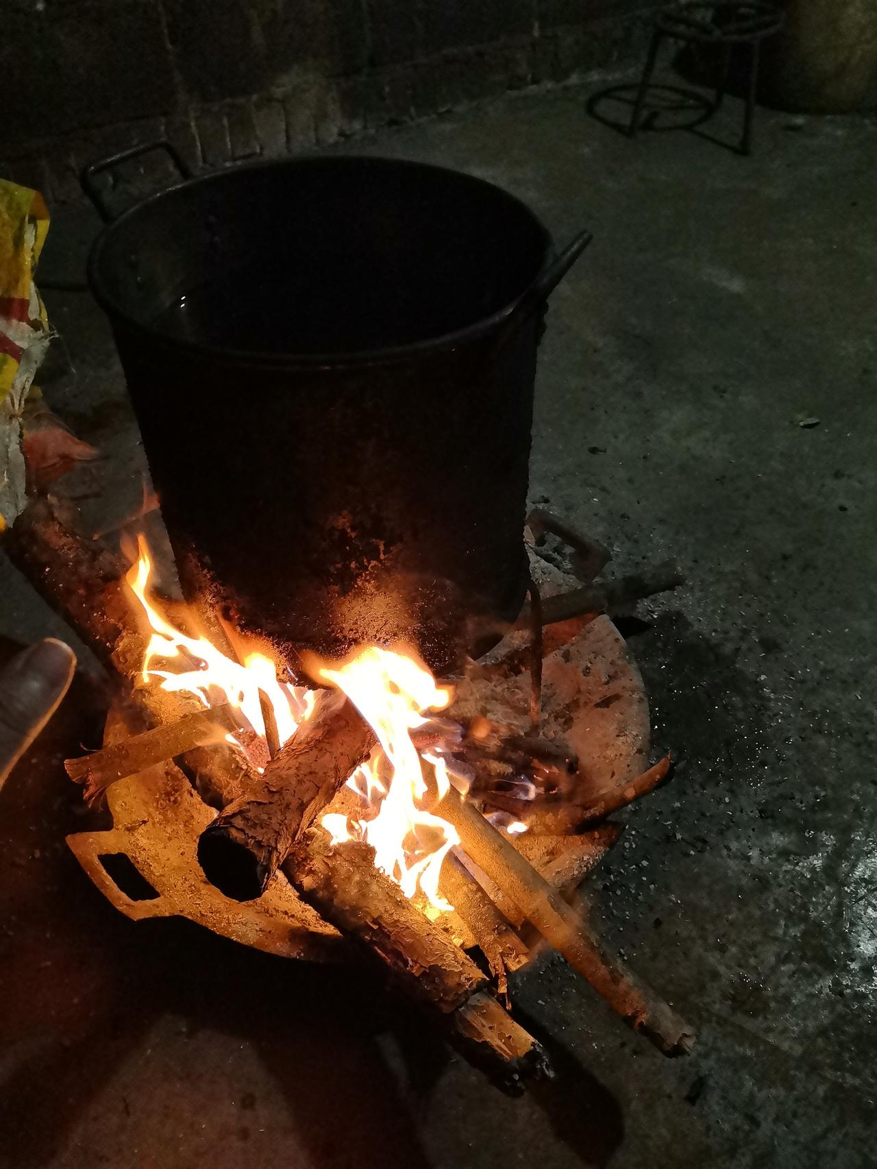 孤灯一盏，孤火一拢，孤独的人，一个。