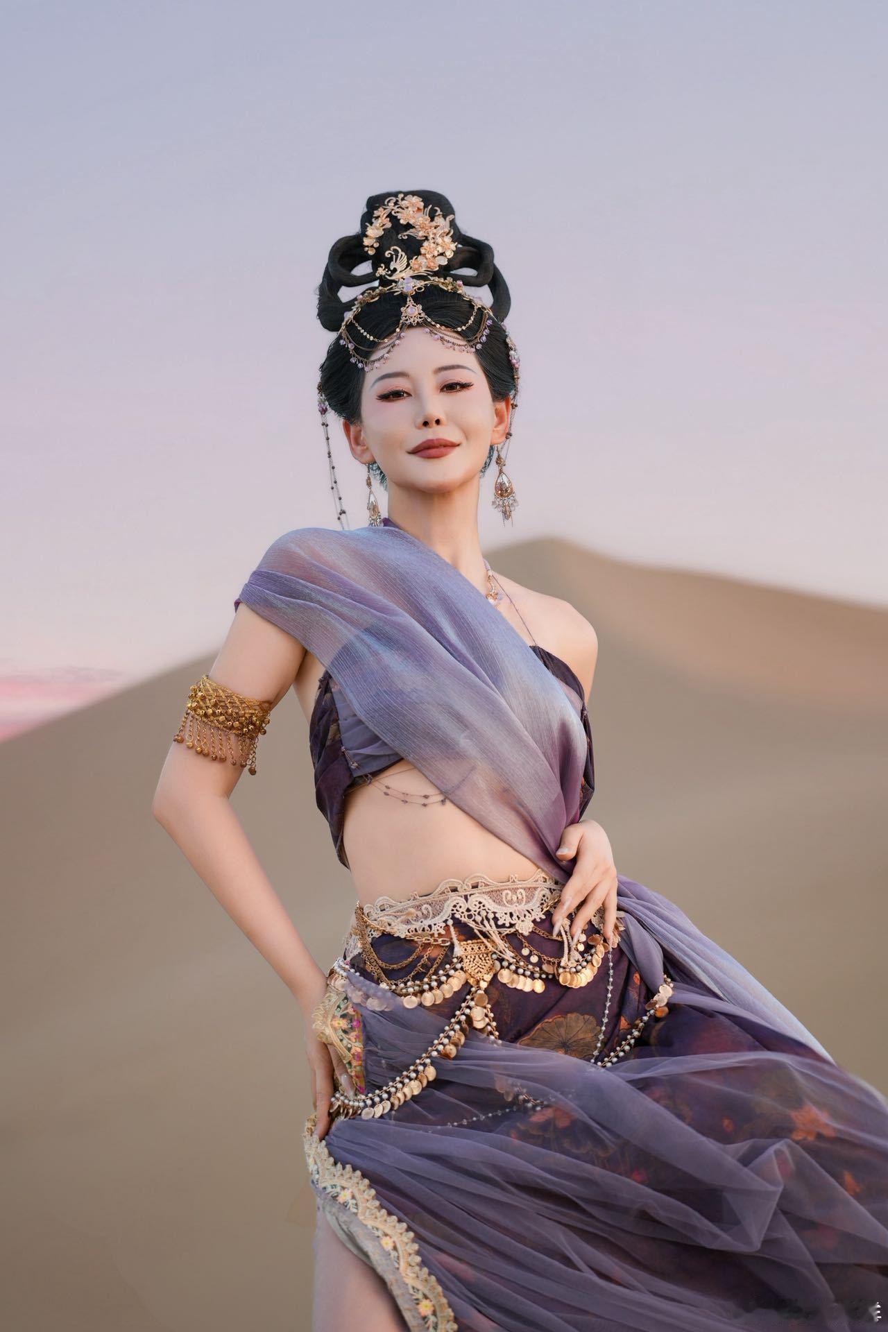 张予曦左岸潇敦煌飞天大片当张予曦与左岸潇遇上敦煌美学，飞天造型氛围感直接拉满。黄