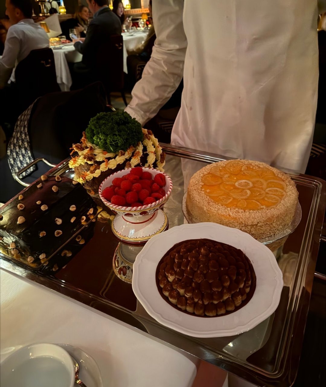 王诗龄晒在英国过年，穿一袭红裙感觉瘦多了！ 