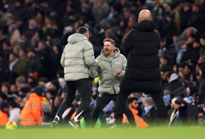 绝平一瞬📷

切尔西临时主帅麦克法兰一线队执教首秀带领球队客场战平瓜迪奥拉的曼