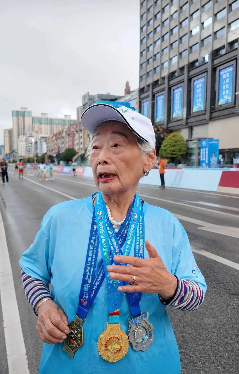 8 月 8 日是全国第 18 个全民健身日，清晨的荆门浏河岛步道早早挤满出门健身