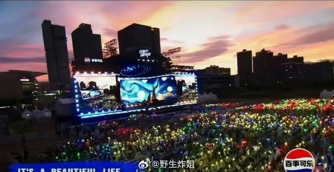 登陆少年的活动现场灯牌，真的是祖传的五颜六色灯牌，深刻怀疑李飞跟灯牌商有合作，只