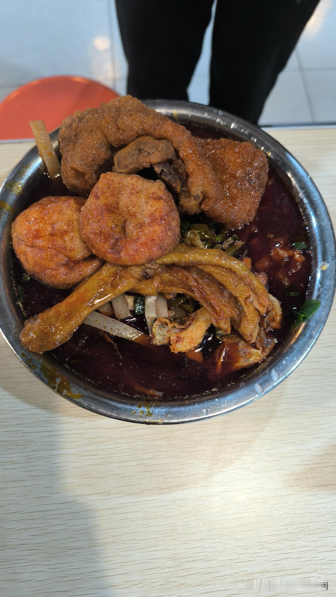 刚在柳州嗦完第8碗螺蛳粉，我决定把回程高铁票退了——广西这地方，真的有毒。本来只