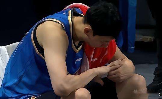 周琦怀特塞德 压制周琦+麦基，怀特塞德11中9高效砍18分11板3断4帽。北京时