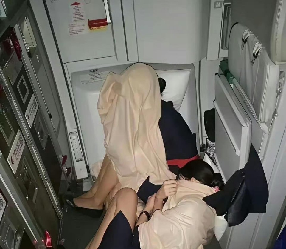 原来空姐在飞机上是这样休息的 