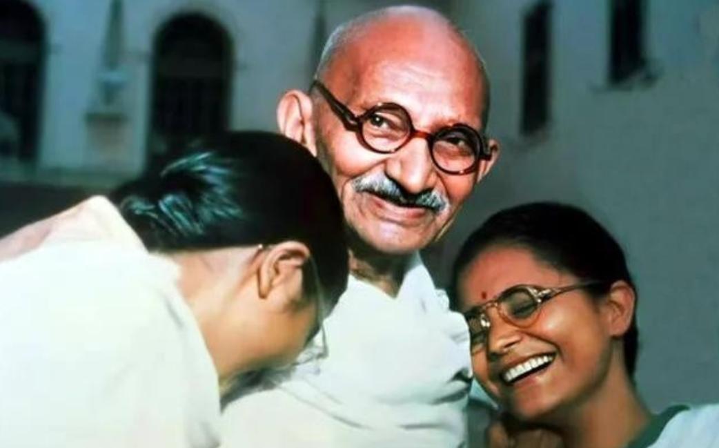 近日，印度历史人物甘地在修炼禁欲时采取的极端“实验”，引发数十名女性为其殉葬的罕