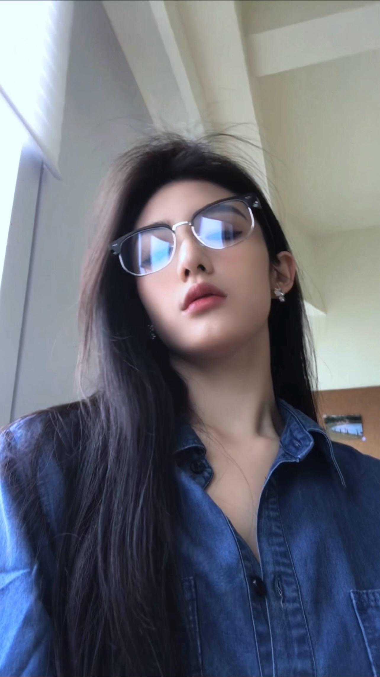 衬衫+眼镜女人最好的医美