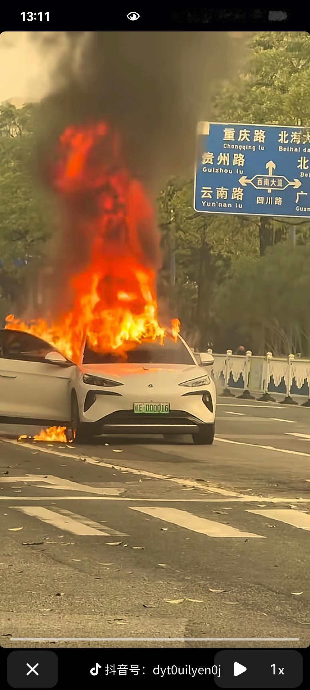 前几天，一辆比亚迪的腾势在马路上烧了…不过看着也不是电池起火，可能是一些易燃易爆