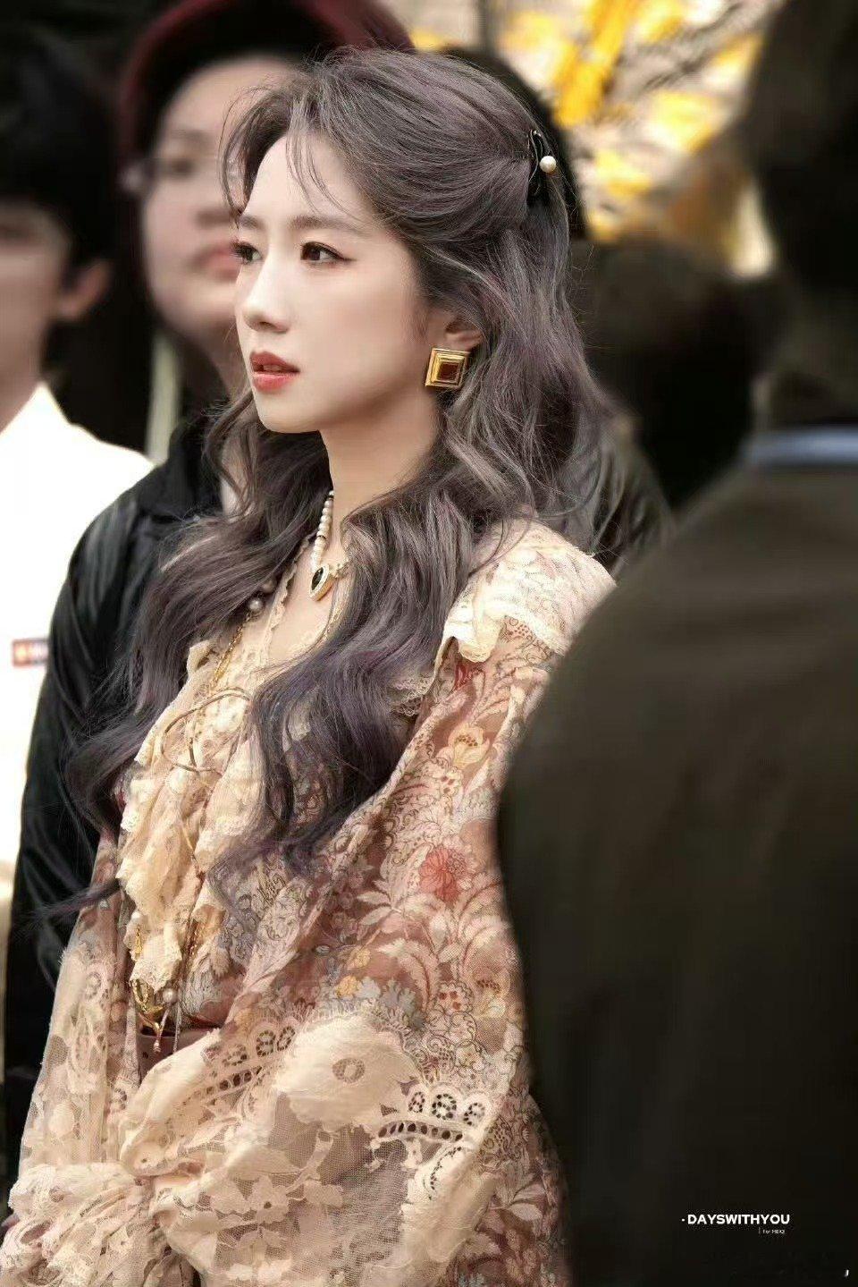 孟美岐解约乐华的第一个活动孟美岐解约乐华首活动来袭，梦幻紫发搭配紫调美甲，颜值依