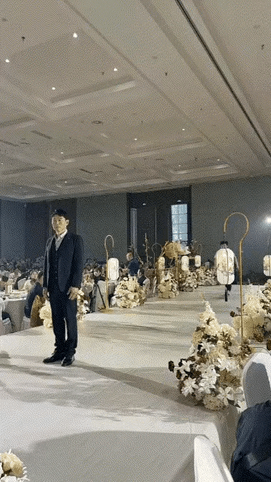 婚礼现场，令人气愤的一幕！新郎站在在台上等新娘进场，不料，一个朋友婚闹恶作剧，从