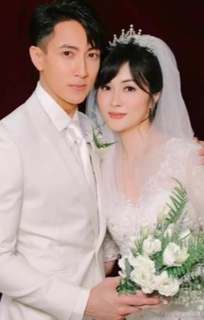 吴尊和老婆林丽吟长的挺像的，他老婆不是网上说的不好看，吴尊女儿也这么大了 ​​​