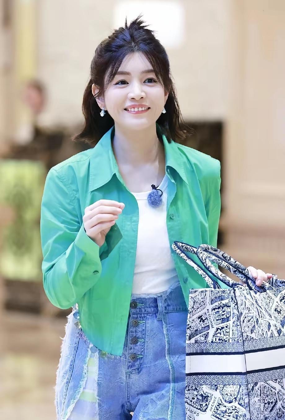 这个世界最让人看不懂又最佩服的，就是陈妍希。

42岁的她，离婚后第一个春节，明