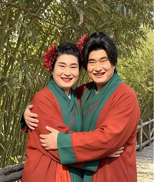 真服了！让大衣哥扮演王婆的这个人，绝对是个天才，俩人怎么可以这么像，简直就是失散