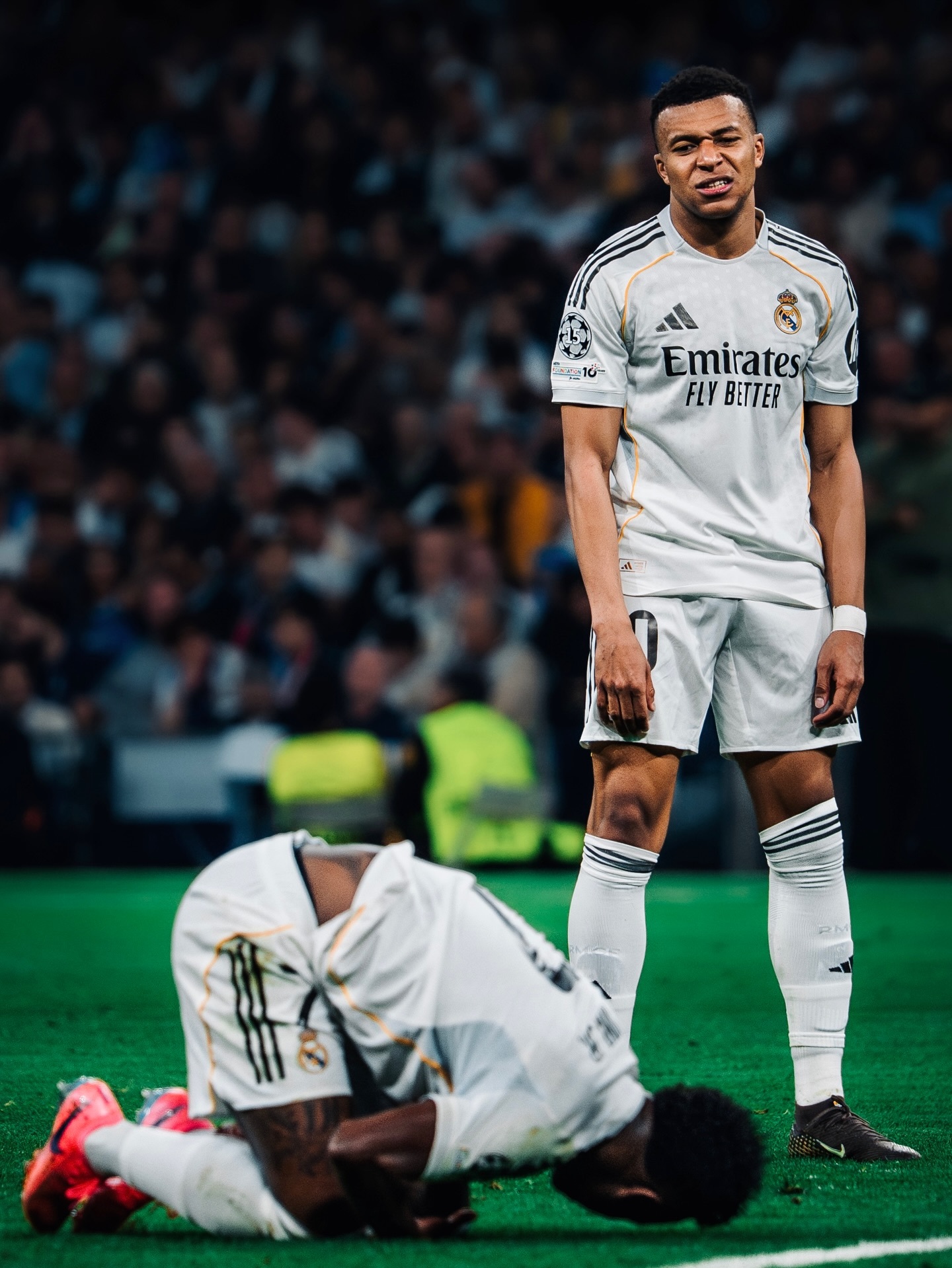 皇马欧冠联赛皇马拜仁 结果配不上球迷的硝烟战火不如贝林厄姆和穆夏拉的拥抱好磕 