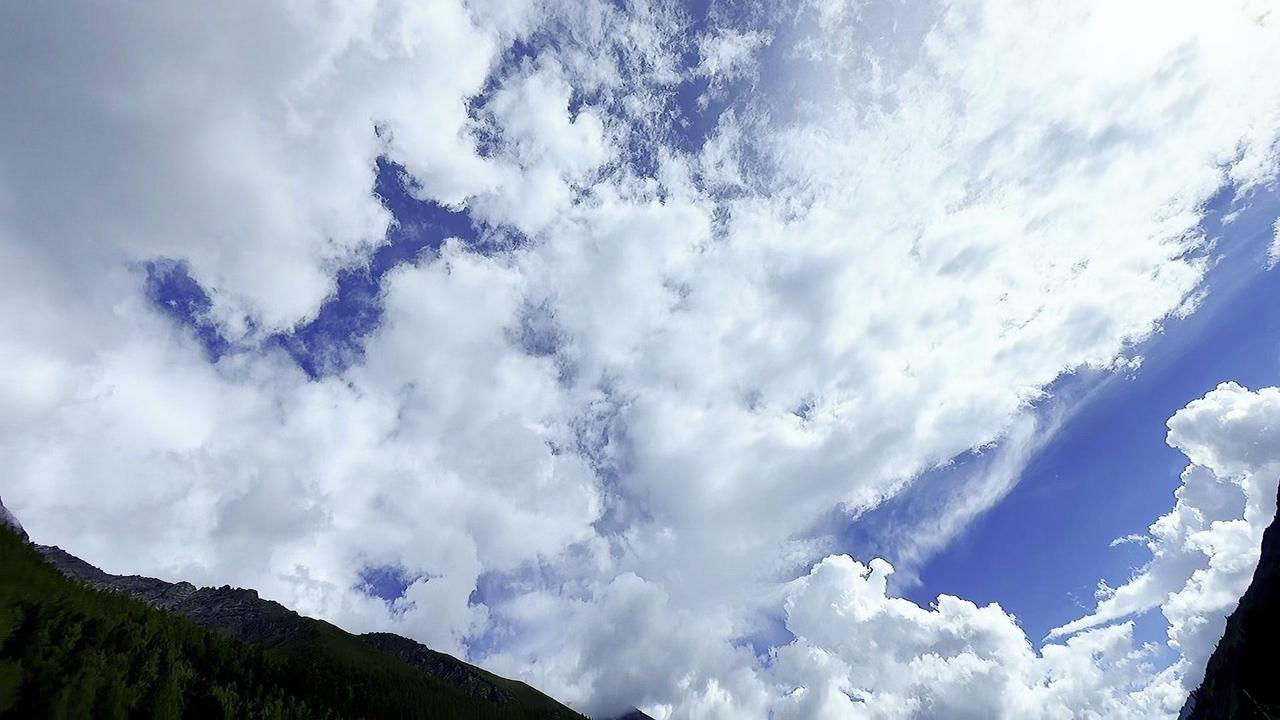 理小路的美，是粗犷与细腻的碰撞。抬头是流动的白云，在峭壁顶端投下巨大阴影；平视是