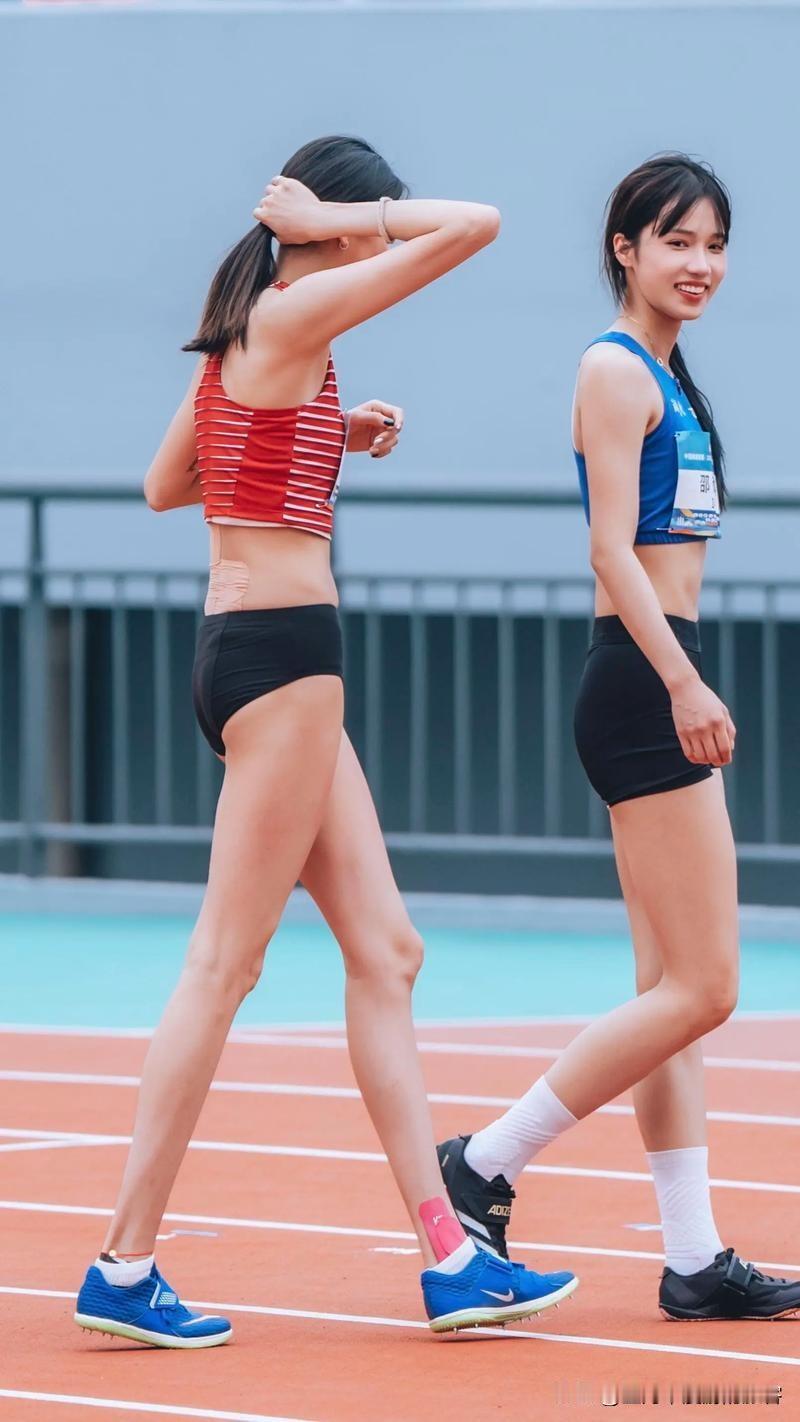 今天的跳高比赛也太养眼睛了嘛！
 
参赛的运动员些个个颜值都在线得很 邵雨琪和胡