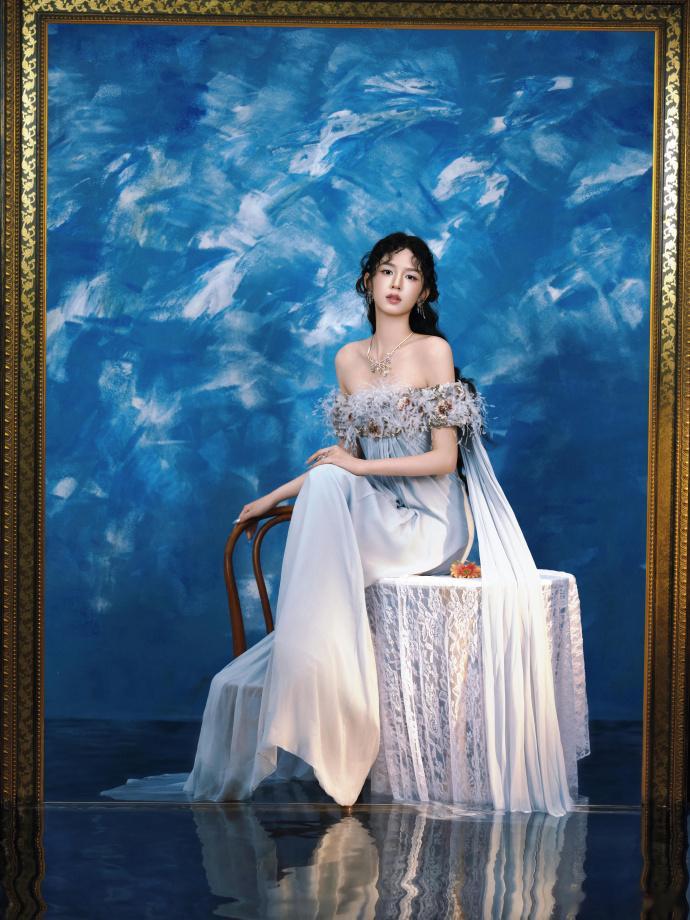 周也 油画神女 周也的红毯永远不会让人失望！微博之夜这身油画神女风干净又仙气，美