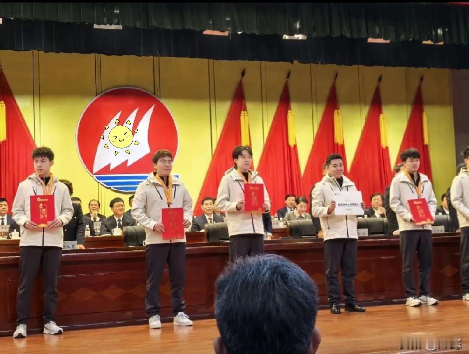 来喽来喽，颁奖喽！

魏桥昨晚举办迎新年文艺演出，王楚钦、梁靖崑、林昀儒、周启豪