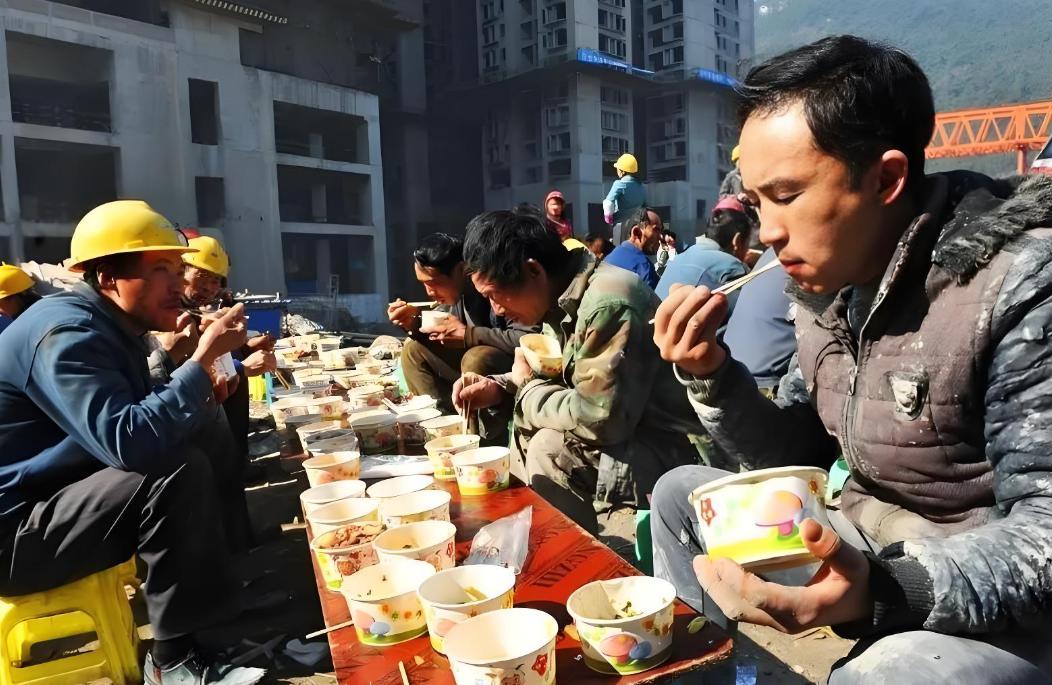 一位保姆在雇主家，雇主每天让保姆擀手工面，蒸手工馒头吃，不知道的以为这家雇主就真