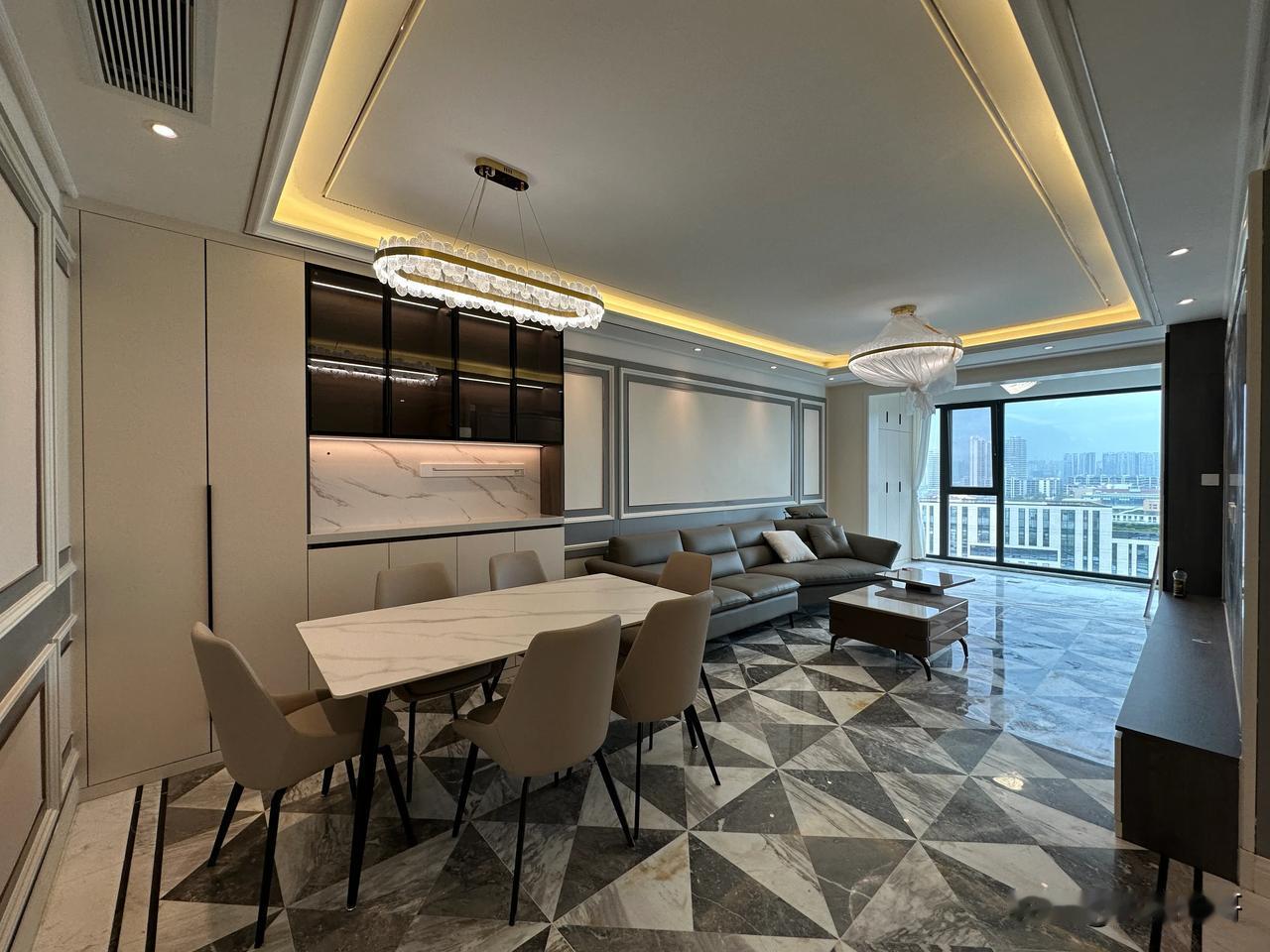 成都中年人的审美，有的时候还是很在线，尤其是在给自己家翻修房子的时候！也对，赚了