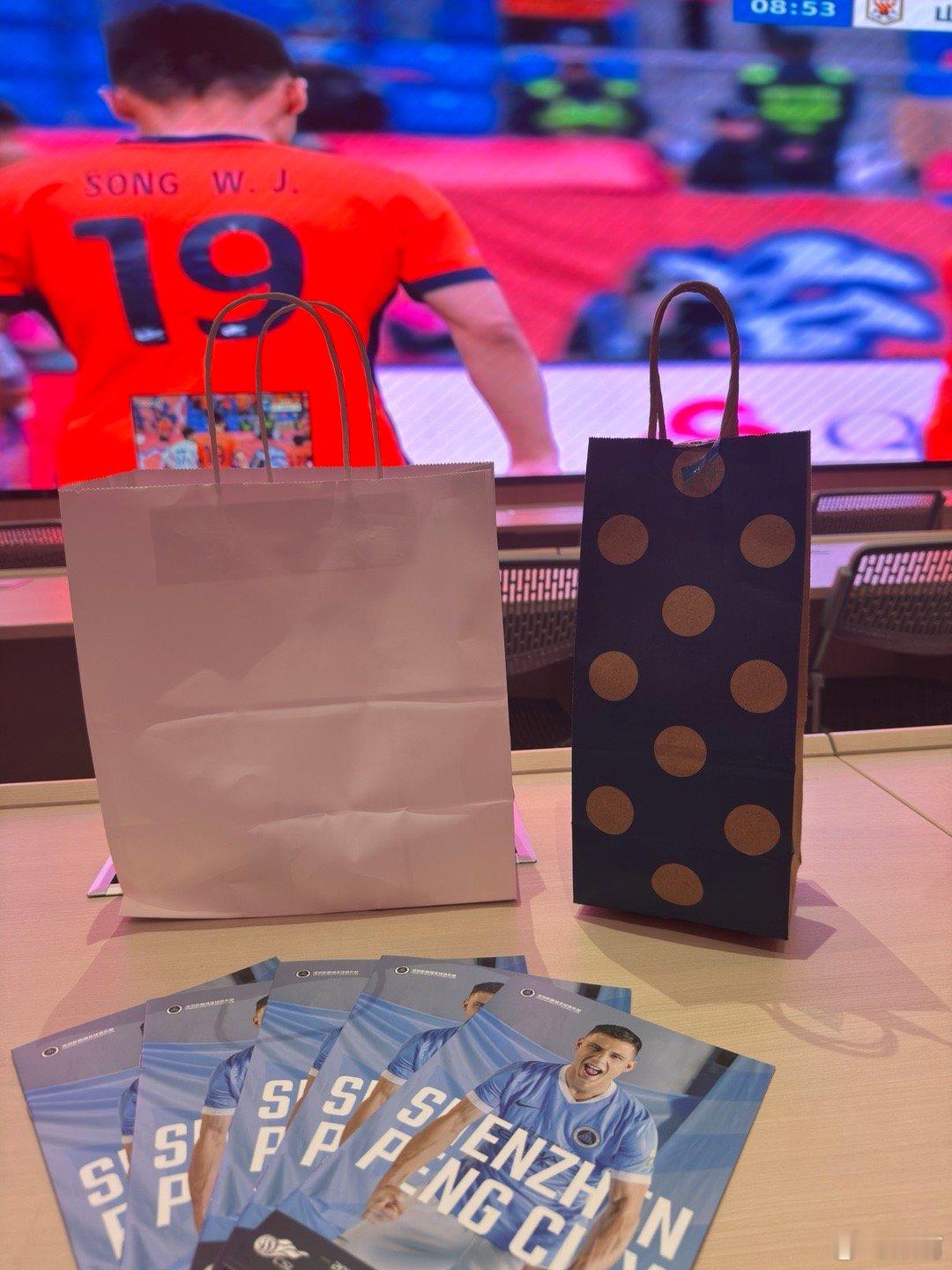 深圳新鹏城 今日份场刊主角是本科维奇加油深圳新鹏城vs辽宁铁人中超联赛 深圳·深