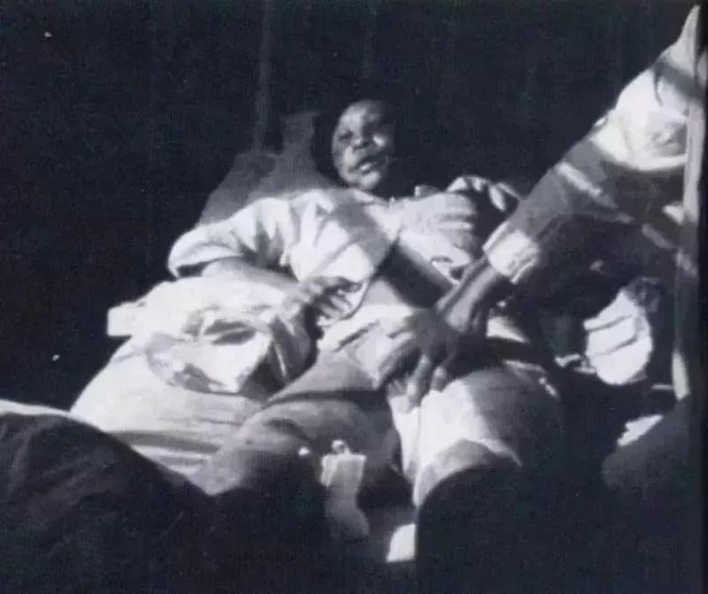 1937年，三个鬼子要凌辱一个孕妇，孕妇夺刀要和鬼子拼命，鬼子将孕妇按在墙角处疯
