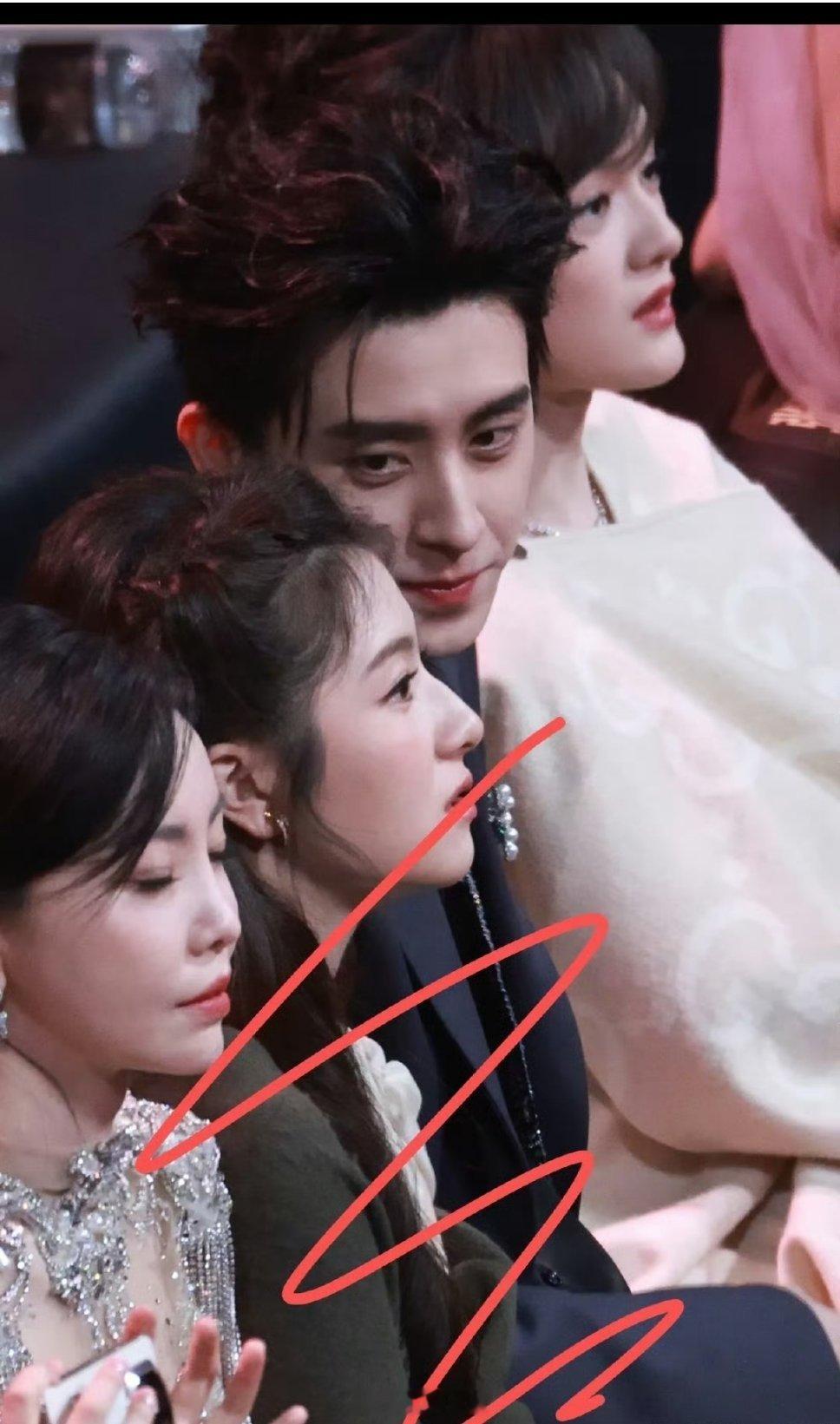 这眼神…..看着好深情👀 