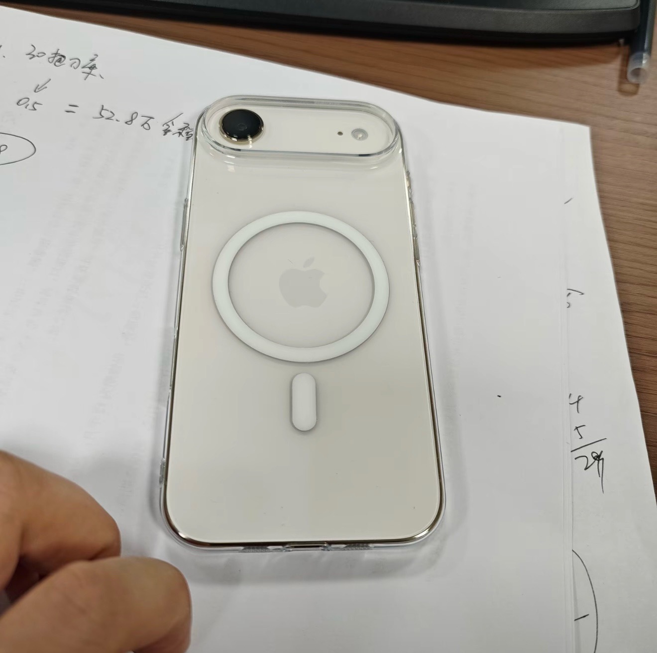 魅族 我个人觉得，最懂手机的人应该是 iPhone 和魅族双持，不过就是这个素皮